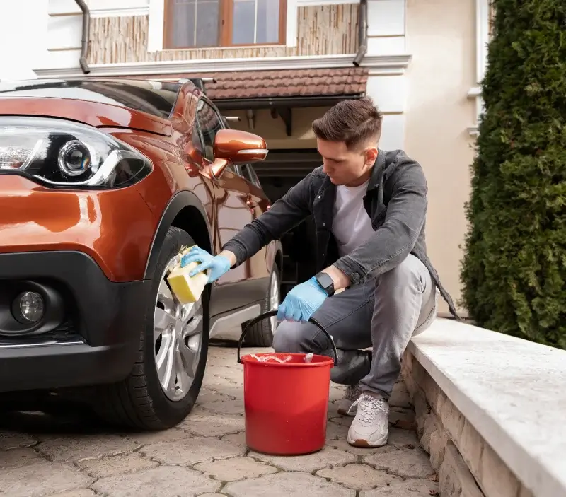Lavage auto à domicile Aimargues : professionnel intervenant sur un véhicule